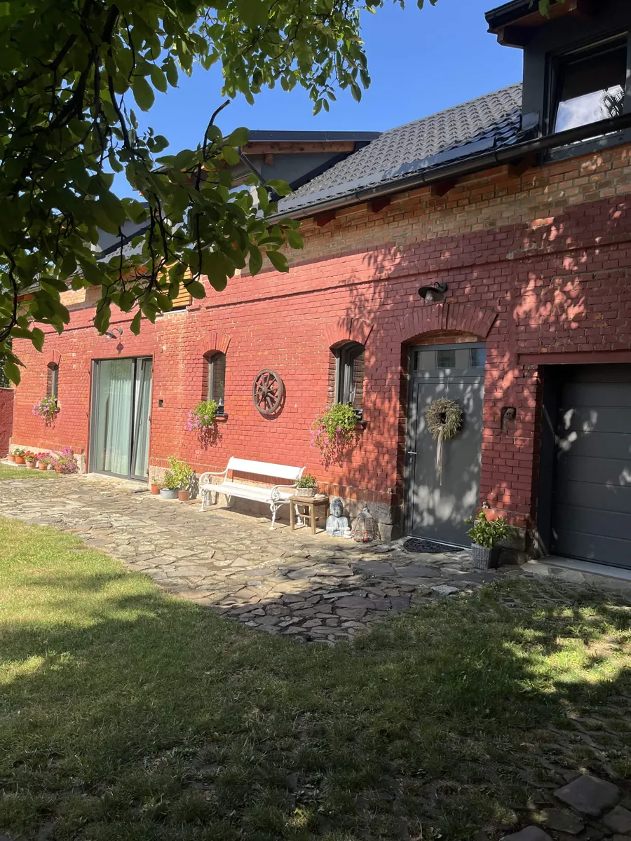Cihlová stodola na dvoře, ve které je studio